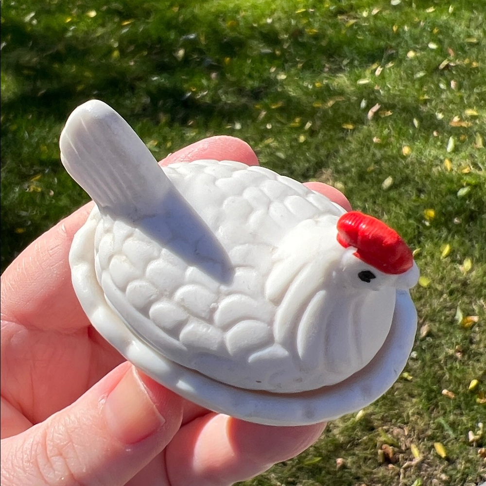 Vintage Miniature White and Red Ceramic Salt Cellar Hen on Nest Figurine USA - Picture 4 of 8